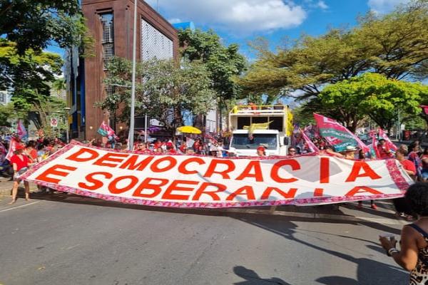 Carnaval da Primavera atrai militantes e simpatizantes do Lula