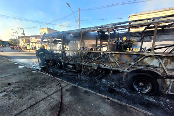 Dois ônibus  são incendiados por criminosos em Contagem