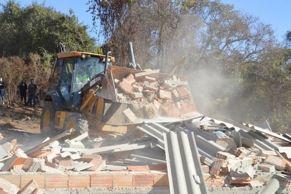 Construção clandestina é demolida na região de Vargem das Flores
