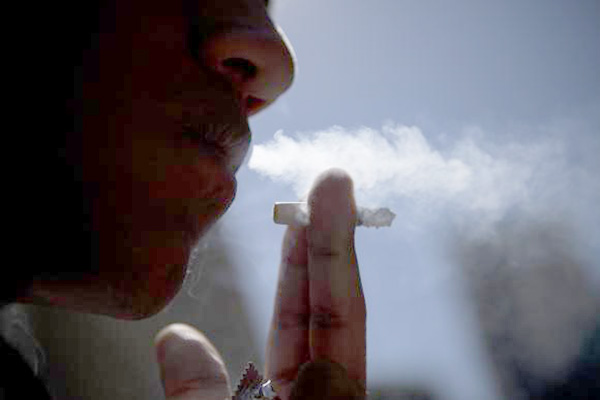 Fabricantes de cigarro dos EUA começam a veicular alertas contra fumo