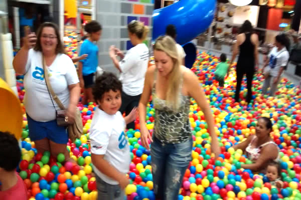 Crianças autistas se divertem no Castelo de Bolinhas