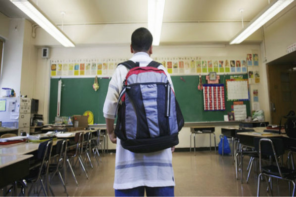 Peso da mochila escolar pode causar lesões e dores musculares 