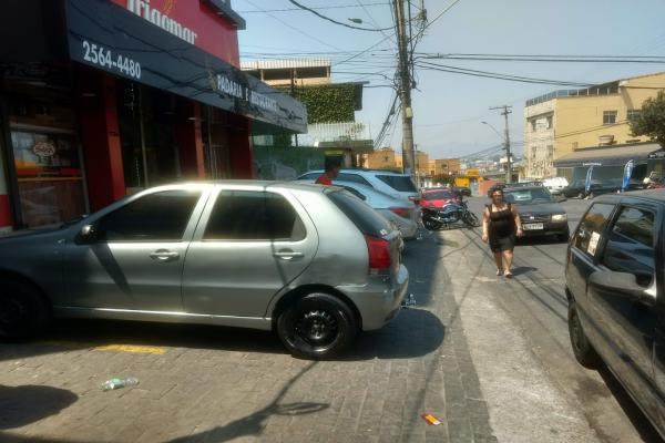 Carros e motos continuam estacionando nos passeios públicos