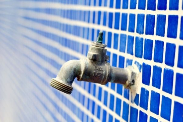 Copasa interrompe abastecimento de água em sete bairros de Contagem