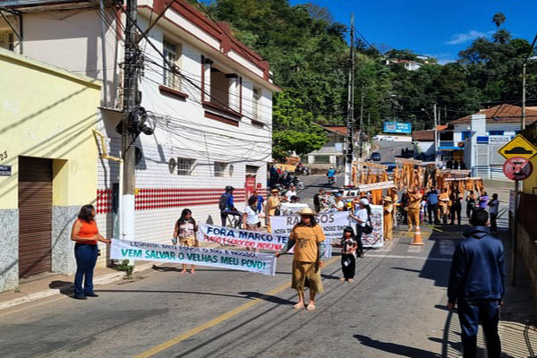 Protestos em favor do Rio das Velhas e contra a mineração predatória