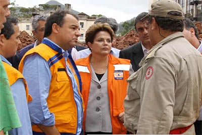 Dilma sobrevoa cidades do RJ e já faz levantamento