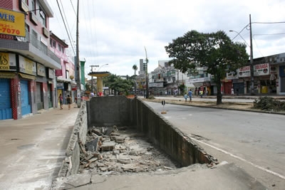 Uma das passarelas da Avenida João César já foi retirada.