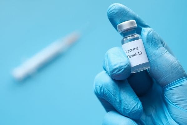 Idosos de 71 e 70 anos são vacinados em Contagem
