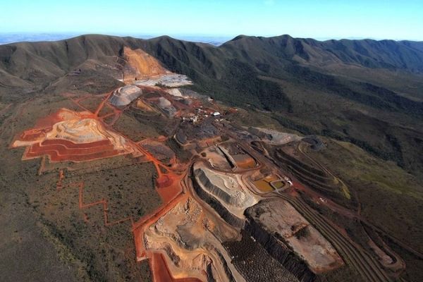População e ambientalistas manifestam contra mineração na Serra da Moeda