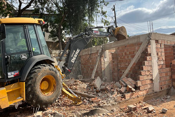 Semad fiscaliza, autua e demole construções irregulares em APP