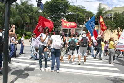Estudantes fazem manifestação na Avenida Amazonas 