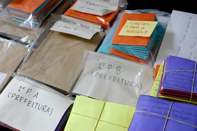 Estudantes escrevem cartas cobrando providências das autoridades
