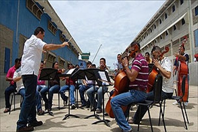 Projeto cria orquestra de presidiários e transforma prisão venezuelana
