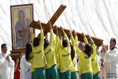 Proporção de católicos volta a cair no Brasil; crescem evangélicos e ateus