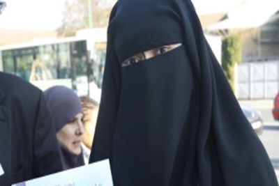 Justiça da França pune primeiras muçulmanas por uso de véu
