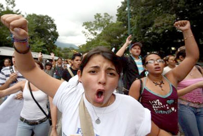 Polícia e estudantes se enfrentam na Venezuela.