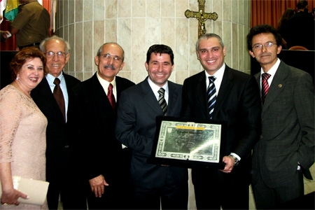 Carlos Oliveira recebe título de Cidadão Honorário de Contagem