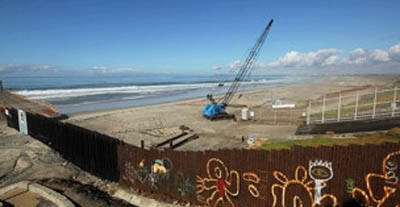Muro que separa EUA do México será estendido 100m para dentro do mar