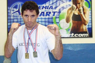 Atleta de Contagem é campeão do Sulamericano de Kickboxing no Paraguai