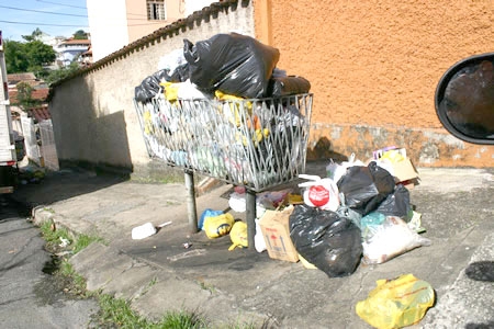 Moradores reclamam da falta de coleta de lixo