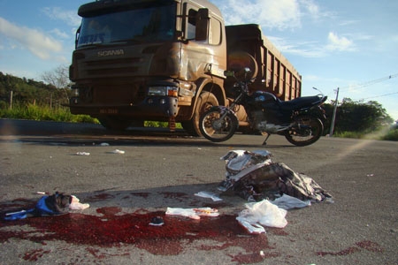Motoqueiro morre em acidente na estrada para Esmeraldas