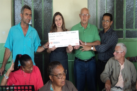 Banco faz a entrega do prêmio de R$ 50 mil ao Lar Maria Clara