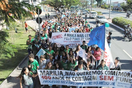 Estudantes protestam contra o fechamento da Funec