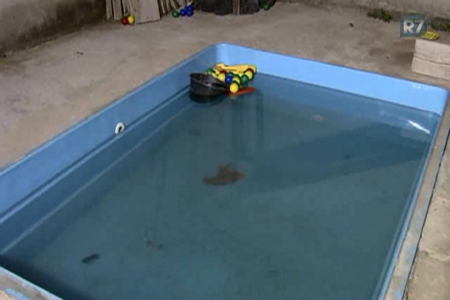 Criança morre após ser esquecida na piscina da creche