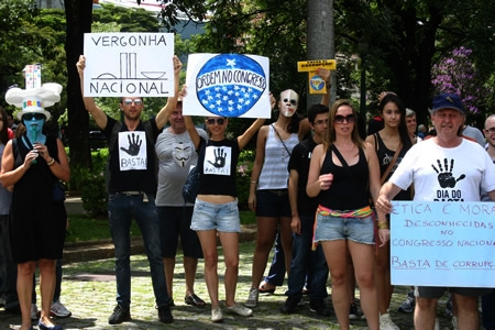 Protesto contra Renan Calheiros organizado pelo Facebook acontece em BH