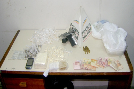 Apreensão de arma e drogas na Vila Francisco Mariano