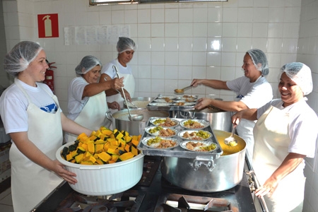 Cozinha Comunitária distribui refeições para famílias carentes de Contagem