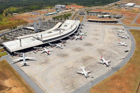 Funcionários de 62 aeroportos do Brasil entraram em greve nesta quarta-feira (31)