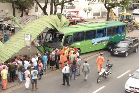 Ônibus mata um e fere 21 pessoas em cima do passeio