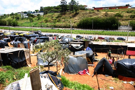 Cidadãos sem moradias continuam no terreno da Ceasa Minas, em Contagem