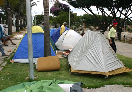 Famílias sem casas do Tupã acampam na porta da prefeitura