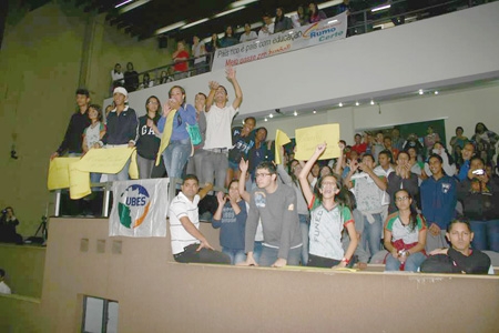 Estudantes de Contagem exigem meio passe prometido pelo prefeito