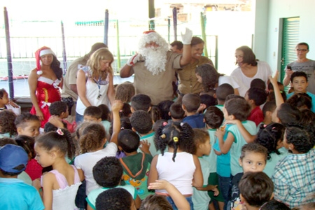 Projeto “PM Noel” presenteia 800 crianças