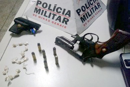 Polícia Militar apreende armas e drogas na Vila Itaú