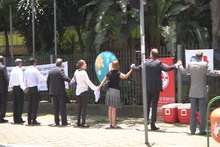 Advogados e servidores protestam em frente ao Fórum de Contagem