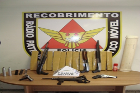 PM apreende drogas e armas na Vila Itaú