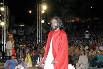 Encenação da Paixão de Cristo atrai grande público