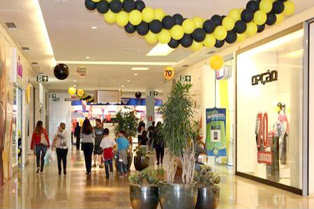 Shopping Contagem promove bazar de calçados e bolsas