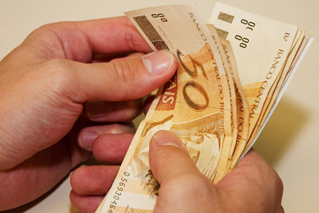 Proposta prevê salário mínimo de R$ 788,06 para 2015