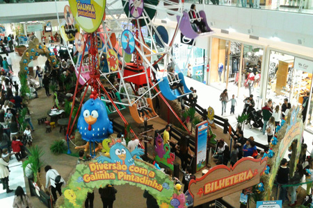 Roda Gigante da Galinha Pintadinha é uma das atrações do Shopping Contagem