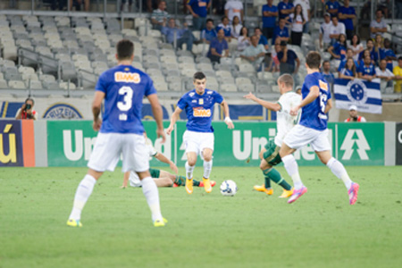 Cruzeiro empata em casa, mas permanece com vantagem de sete pontos