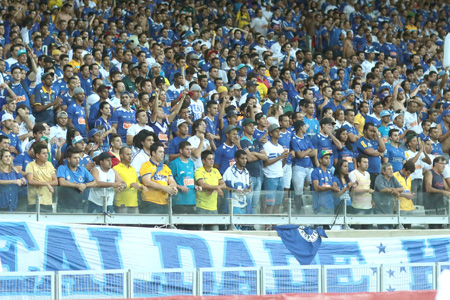 Cruzeiro vence Criciúma de virada e mantém liderança isolada