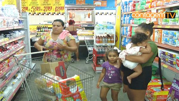 Famílias carentes recebem cartões vale alimentação 