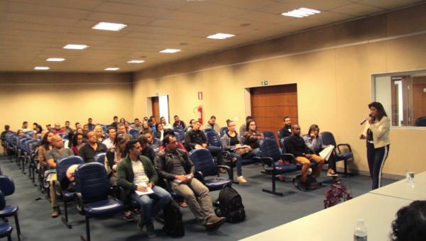 Estudantes participam de debate com profissionais