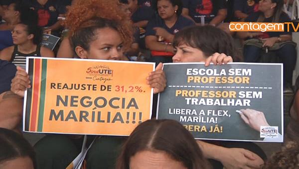 Professores de Contagem em greve lutam pelo piso salarial