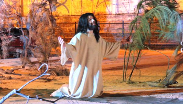 Fiéis se emocionam com Jesus crucificado